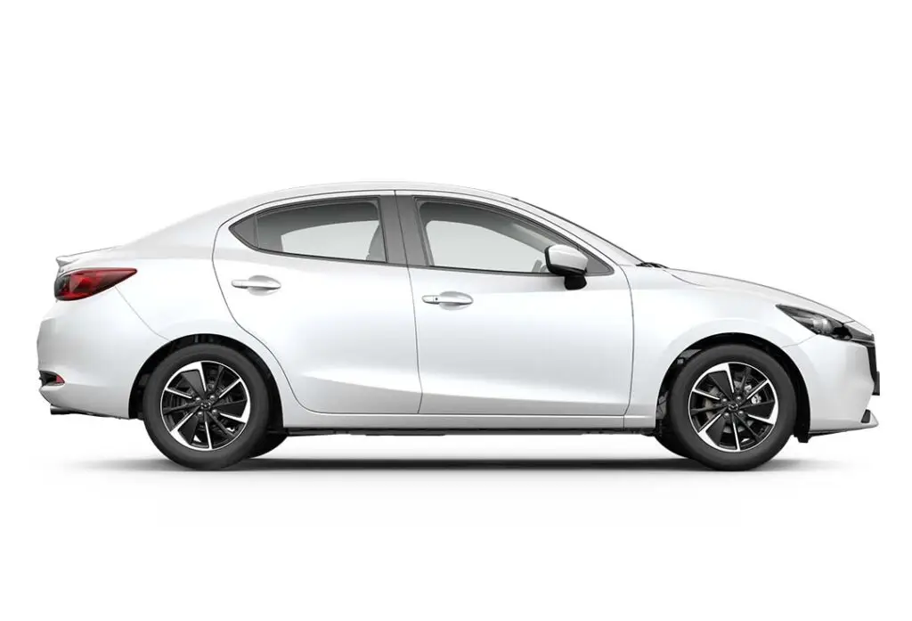 Mazda 2 Sedán color Blanco Nieve Perlado, estudio