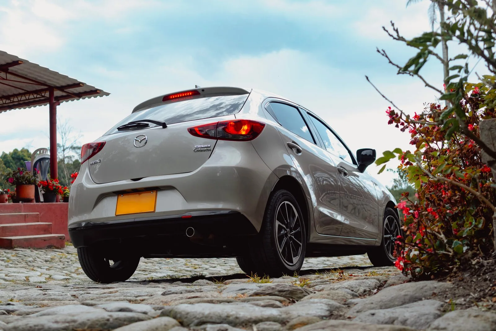 Mazda 2 Sport vista lateral en jardín