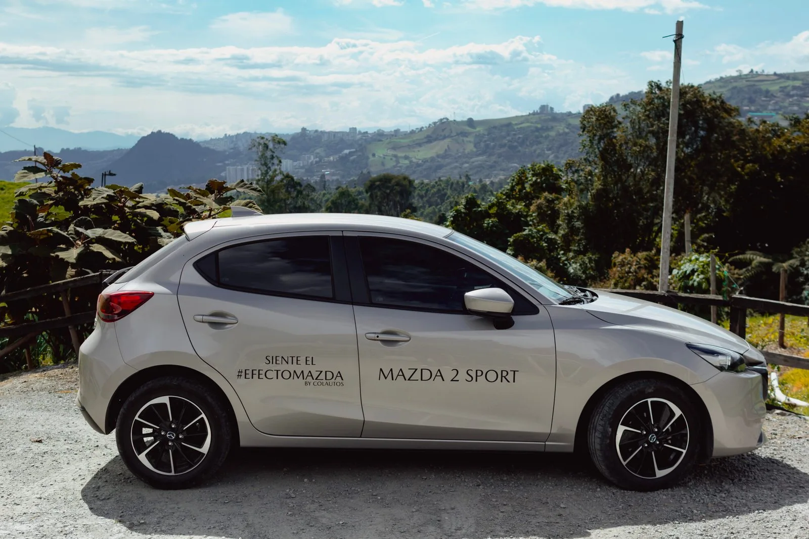 Mazda 2 Sport vista lateral en carretera de montaña