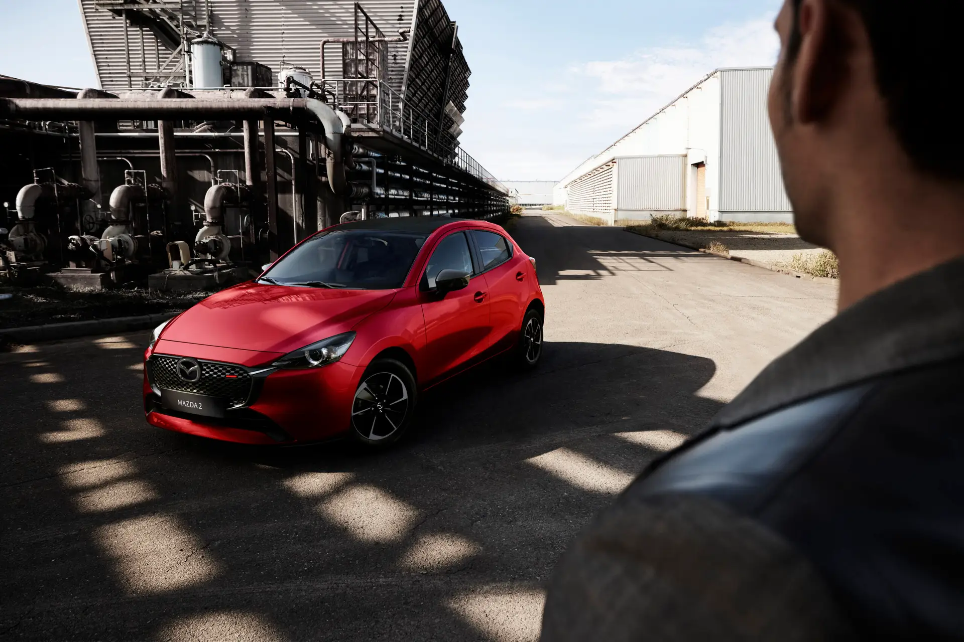 Mazda 2 Sport color Rojo Diamante, estudio