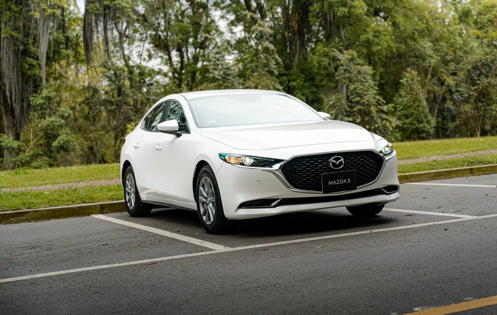Mazda 3 vista frontal en parque