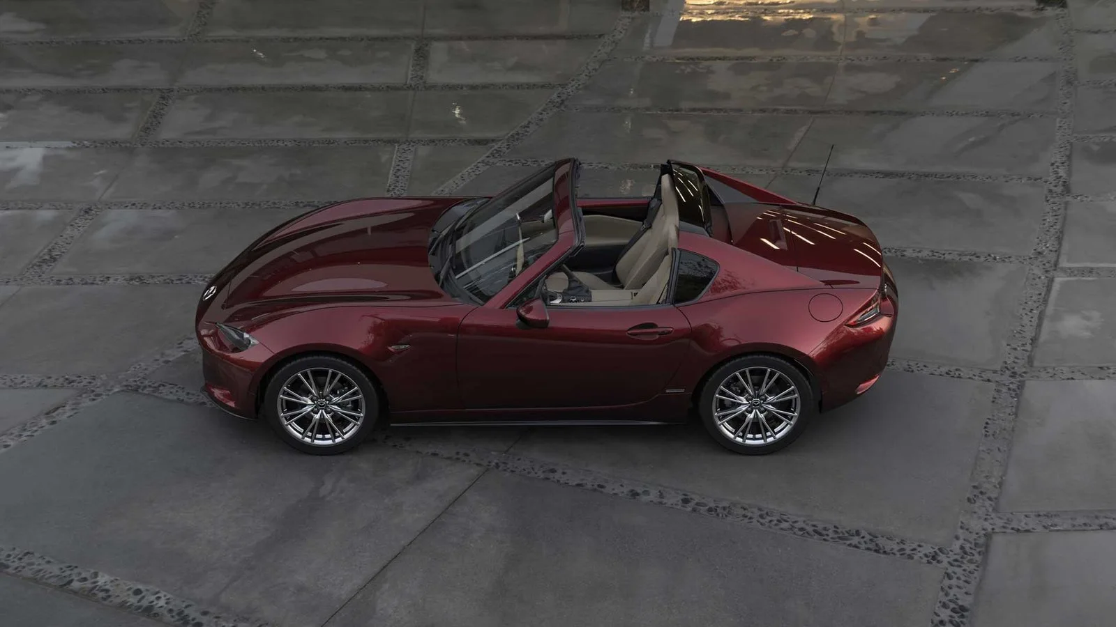 Mazda MX-5 con el techo abierto