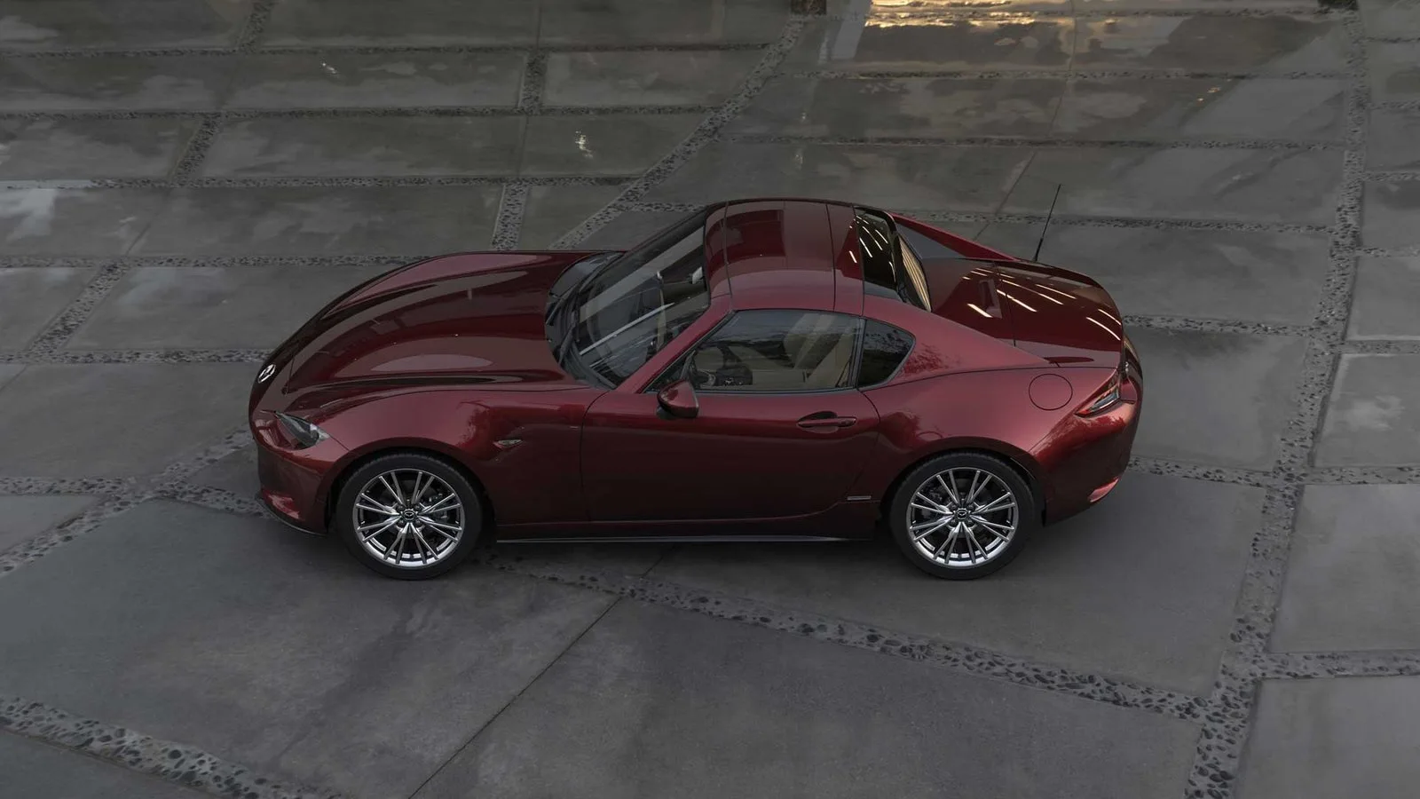 Mazda MX-5 con el techo cerrado